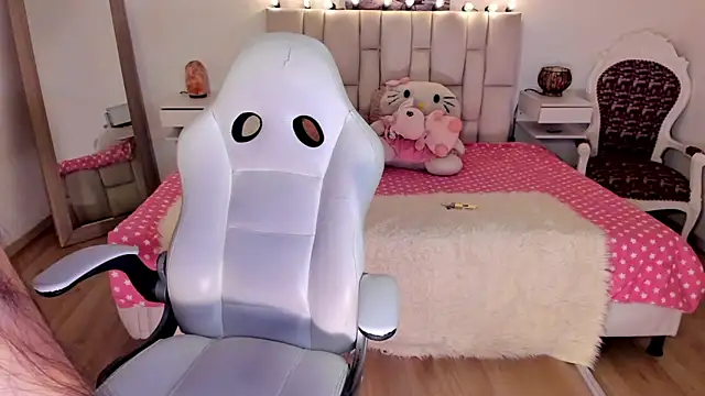 zoe turnner 18 online show from September 2025 01:26:02 PM