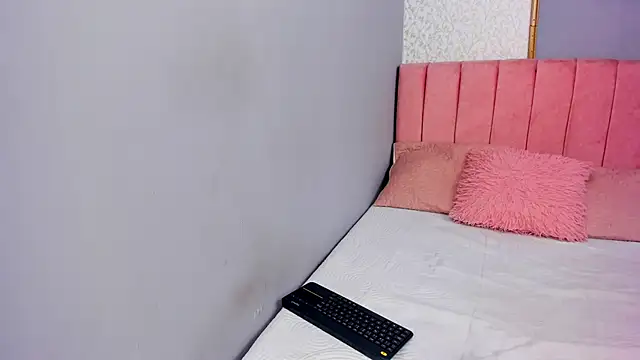 LARISSAEVANS online show from December 2024 12:22:01 PM