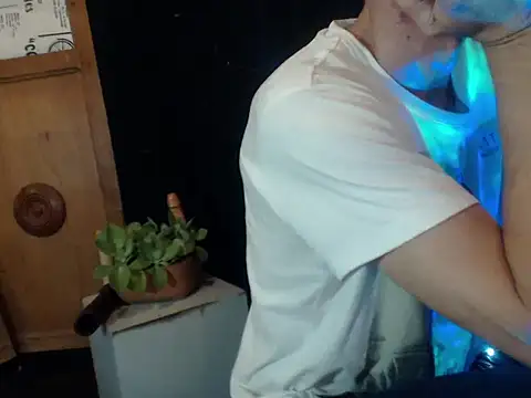 Snapshot of laye19 chatting on October 2025 04:32:01 AM laye19 online show from October 2025 04:32:01 AM