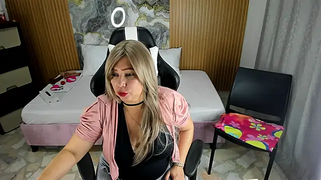 Snapshot of Danna_topless chatting on January 2025 12:04:02 PM Danna topless online show from January 2025 12:04:02 PM