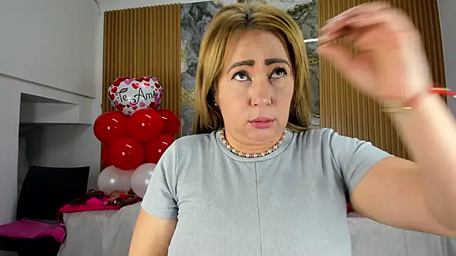 Snapshot of Danna_topless chatting on March 2025 12:04:02 PM Danna topless online show from March 2025 12:04:02 PM