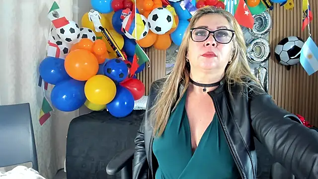 Danna topless online show from June 2026 12:09:02 PM