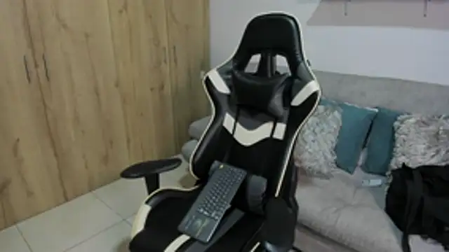 Snapshot of julian_wallace chatting on February 2026 01:41:01 PM julian wallace online show from February 2026 01:41:01 PM