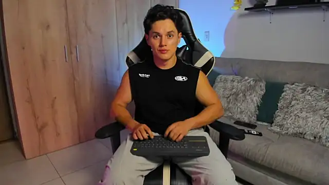 Snapshot of julian_wallace chatting on February 2026 01:47:02 AM julian wallace online show from February 2026 01:47:02 AM