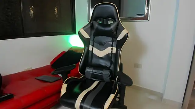 Snapshot of julian_wallace chatting on February 2026 02:43:01 AM julian wallace online show from February 2026 02:43:01 AM