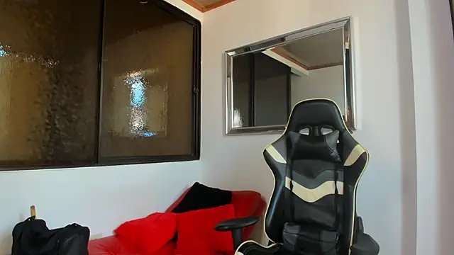 Snapshot of julian_wallace chatting on February 2026 08:10:01 PM julian wallace online show from February 2026 08:10:01 PM