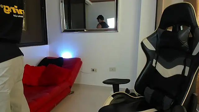 Snapshot of julian_wallace chatting on March 2026 04:36:01 PM julian wallace online show from March 2026 04:36:01 PM