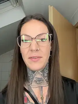 Snapshot of BrownieyQueen chatting on November 2025 05:40:02 AM BrownieyQueen online show from November 2025 05:40:02 AM