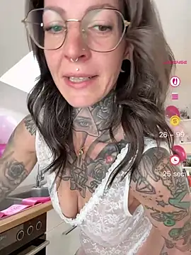 Snapshot of BrownieyQueen chatting on April 2026 06:44:02 AM BrownieyQueen online show from April 2026 06:44:02 AM