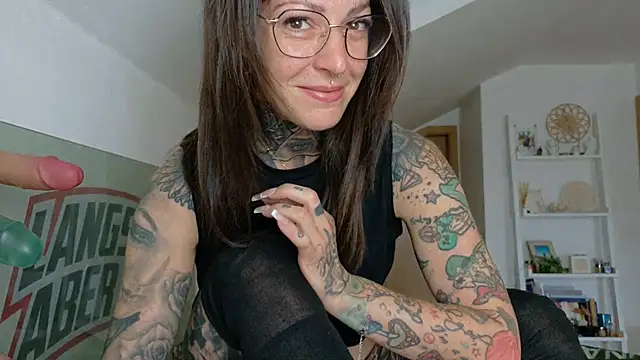 Snapshot of BrownieyQueen chatting on May 2026 06:08:01 AM BrownieyQueen online show from May 2026 06:08:01 AM