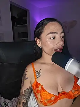 Snapshot of helena_smith chatting on July 2026 03:33:02 AM helena smith online show from July 2026 03:33:02 AM
