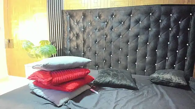 Laross25 online show from May 2026 08:14:01 PM
