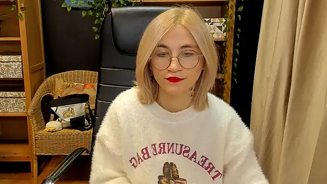Snapshot of Moon13152 chatting on December 2024 08:55:01 PM Moon13152 online show from December 2024 08:55:01 PM