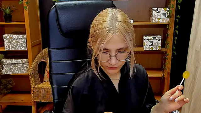 Snapshot of Moon13152 chatting on December 2024 04:03:01 PM Moon13152 online show from December 2024 04:03:01 PM
