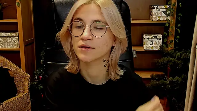 Snapshot of Moon13152 chatting on December 2024 03:16:02 PM Moon13152 online show from December 2024 03:16:02 PM