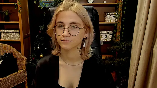 Snapshot of Moon13152 chatting on December 2024 09:48:01 PM Moon13152 online show from December 2024 09:48:01 PM