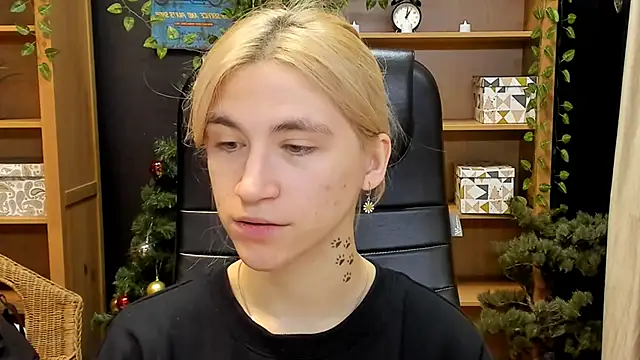 Snapshot of Moon13152 chatting on December 2024 04:06:01 PM Moon13152 online show from December 2024 04:06:01 PM