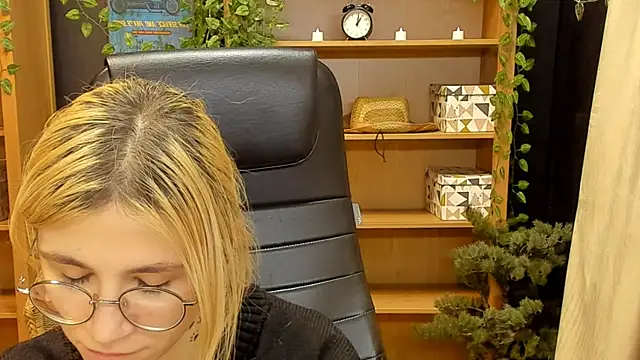 Snapshot of Moon13152 chatting on February 2025 03:32:02 AM Moon13152 online show from February 2025 03:32:02 AM