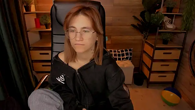 Moon13152 online show from October 2025 08:40:02 PM