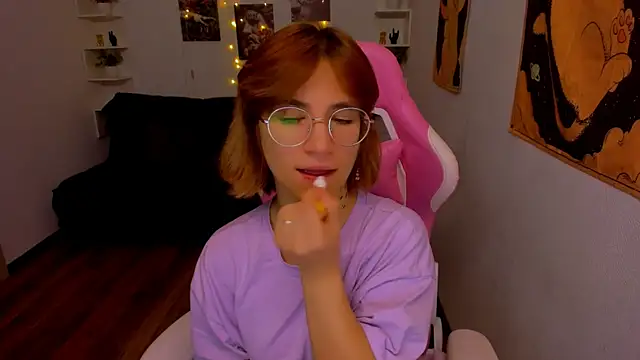 Moon13152 online show from November 2025 08:32:01 PM