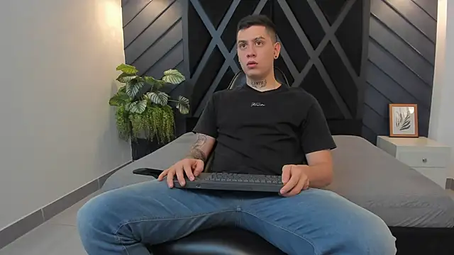 Yeiko Romero  online show from December 2024 11:21:01 PM