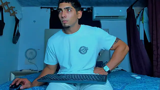 Snapshot of Rich_boy01 chatting on January 2025 11:10:02 PM Rich boy01 online show from January 2025 11:10:02 PM