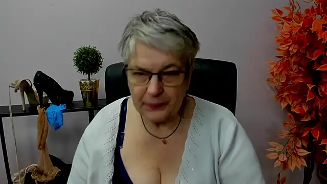 Snapshot of IrisDream chatting on December 2024 11:00:01 AM IrisDream online show from December 2024 11:00:01 AM