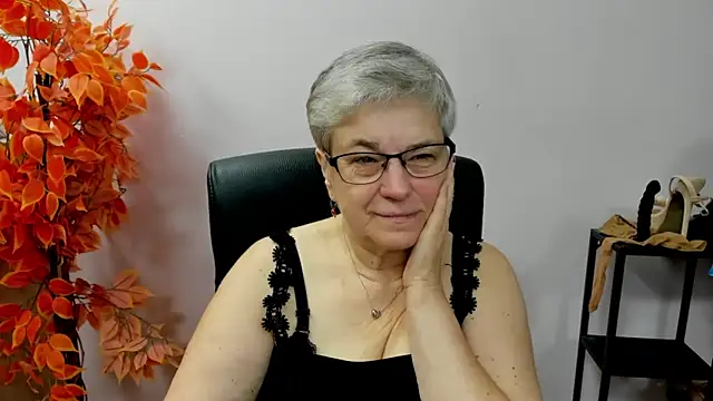 Snapshot of IrisDream chatting on October 2025 06:35:02 AM IrisDream online show from October 2025 06:35:02 AM