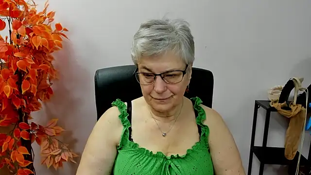 Snapshot of IrisDream chatting on October 2025 06:49:01 AM IrisDream online show from October 2025 06:49:01 AM