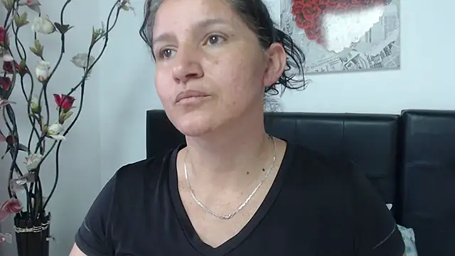 Snapshot of Angelinna_Milf chatting on January 2025 06:56:02 PM Angelinna Milf online show from January 2025 06:56:02 PM