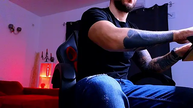 MightyAaron66 online show from November 2025 04:44:02 AM