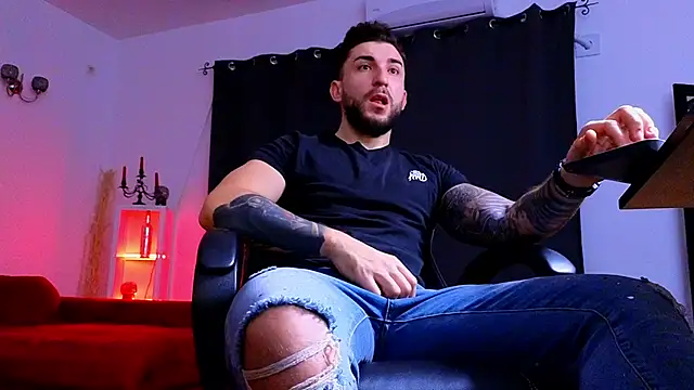 MightyAaron66 online show from November 2025 04:49:01 AM