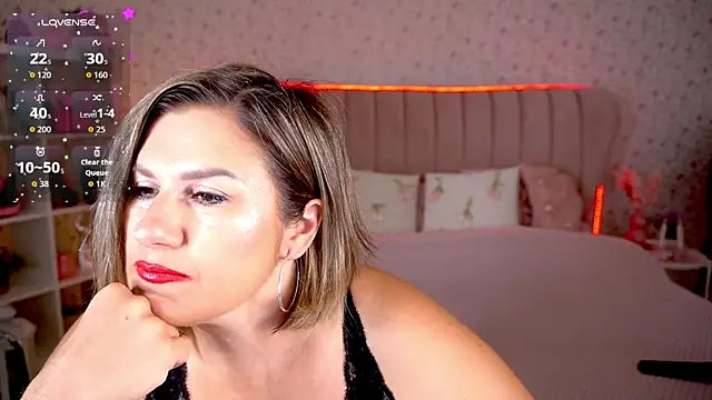 KiraRoxx online show from June 2026 08:33:01 PM