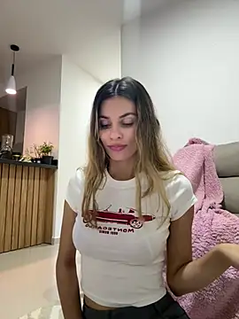 Snapshot of cuteluci_ chatting on July 2026 06:40:02 AM cuteluci online show from July 2026 06:40:02 AM