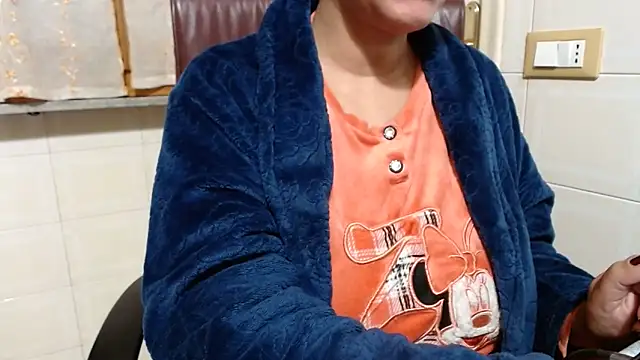 Snapshot of Foxlady2271 chatting on December 2025 03:54:02 PM Foxlady2271 online show from December 2025 03:54:02 PM