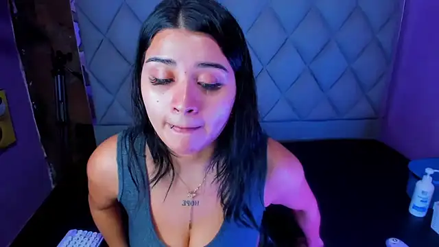 venusowen  online show from October 2025 01:07:01 PM