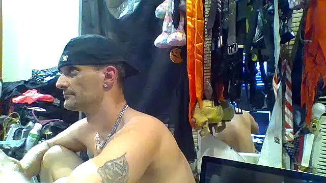 Snapshot of slinginbigD chatting on October 2025 01:58:02 AM slinginbigD online show from October 2025 01:58:02 AM