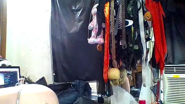 Snapshot of slinginbigD chatting on October 2025 05:44:02 PM slinginbigD online show from October 2025 05:44:02 PM