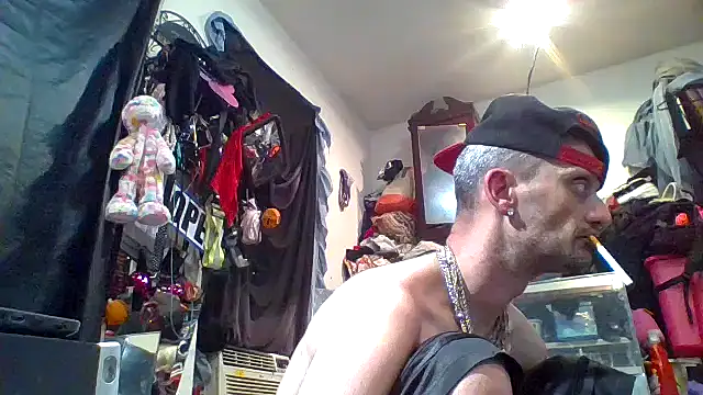 Snapshot of slinginbigD chatting on October 2025 03:28:01 AM slinginbigD online show from October 2025 03:28:01 AM