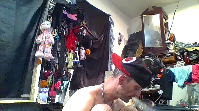 Snapshot of slinginbigD chatting on October 2025 07:01:02 PM slinginbigD online show from October 2025 07:01:02 PM