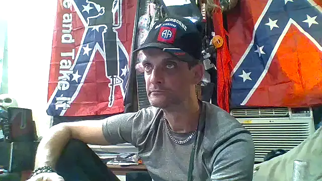 Snapshot of slinginbigD chatting on October 2025 10:04:01 PM slinginbigD online show from October 2025 10:04:01 PM