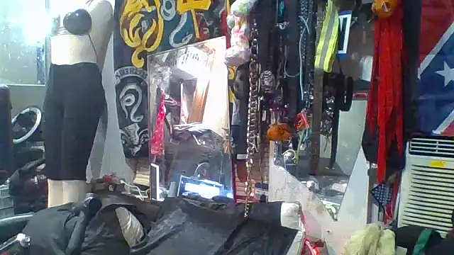 Snapshot of slinginbigD chatting on November 2025 04:04:01 AM slinginbigD online show from November 2025 04:04:01 AM