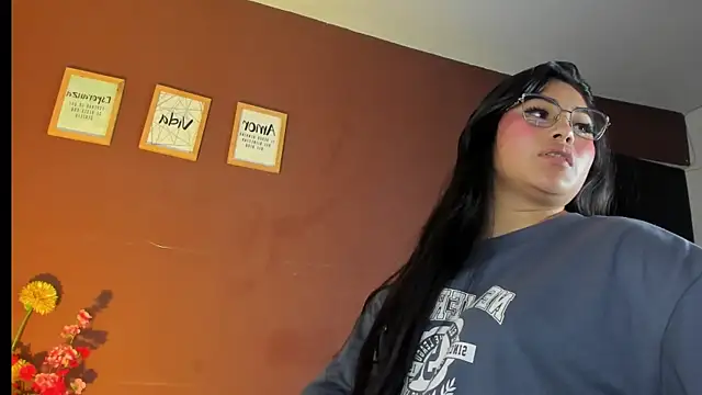 Little Ivy online show from November 2025 07:07:02 PM