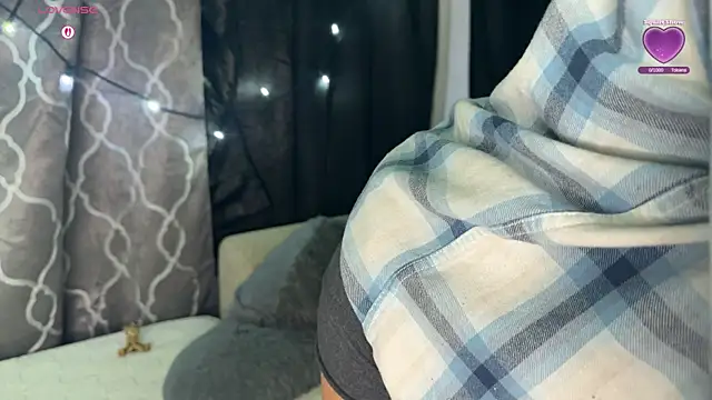 Snapshot of VeronicaRonnieTaylor chatting on October 2025 09:13:01 PM VeronicaRonnieTaylor online show from October 2025 09:13:01 PM