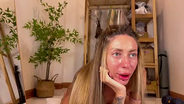 Snapshot of ___art chatting on November 2025 11:42:02 AM art online show from November 2025 11:42:02 AM