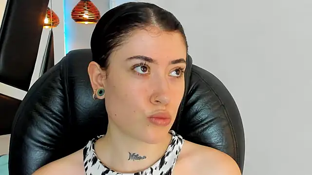 melody suarez online show from December 2024 08:16:01 PM