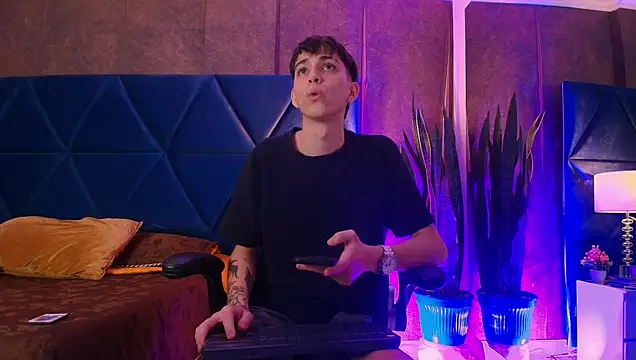 Snapshot of Lion_Foster01 chatting on December 2025 08:37:02 PM Lion Foster01 online show from December 2025 08:37:02 PM