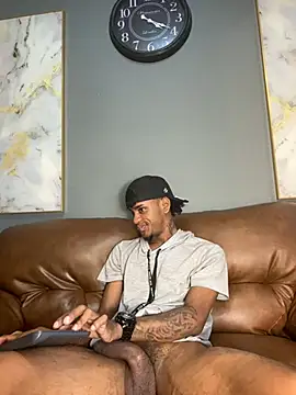 Snapshot of AaronCruz_ chatting on December 2024 07:43:02 PM AaronCruz online show from December 2024 07:43:02 PM