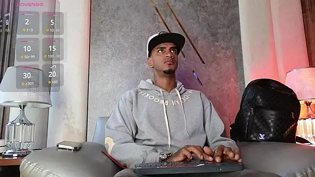 Snapshot of AaronCruz_ chatting on November 2025 04:18:02 PM AaronCruz online show from November 2025 04:18:02 PM