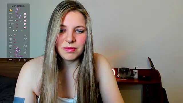 Snapshot of Annie_aww chatting on February 2025 01:57:01 AM Annie aww online show from February 2025 01:57:01 AM